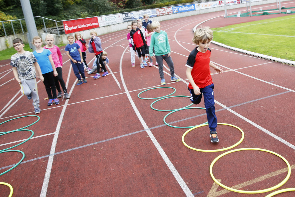 Kinder Huerdenlauf Leichtathletik Laufbahn