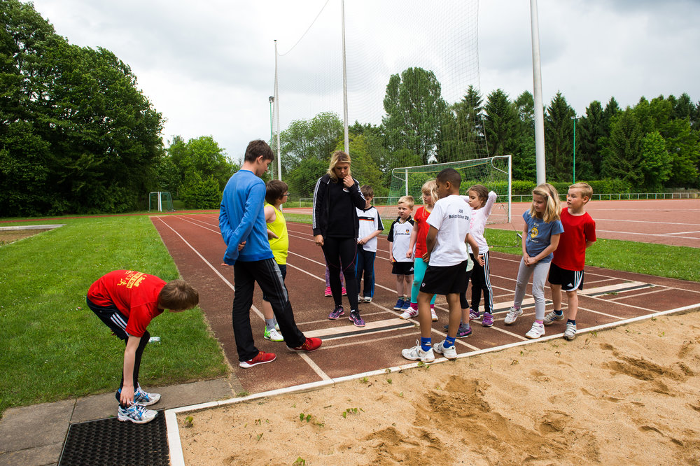 Trainer*in und Kinder – boxsack leichtathletik feld