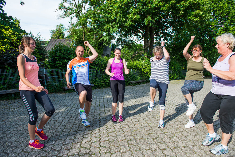 Sportgruppe beim Laufen im Freien