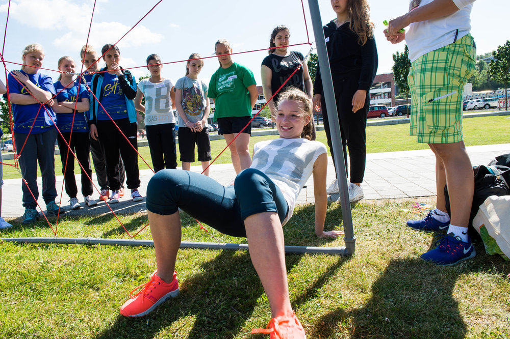 Kinder und Trainer*in im Freien