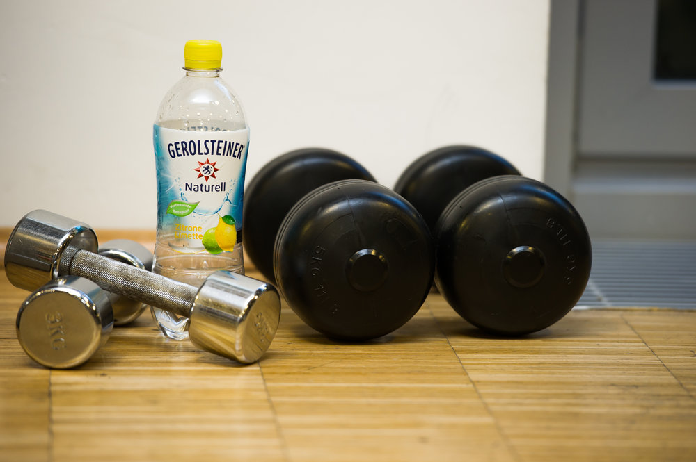Hanteln Wasserflasche Holzboden Fitness